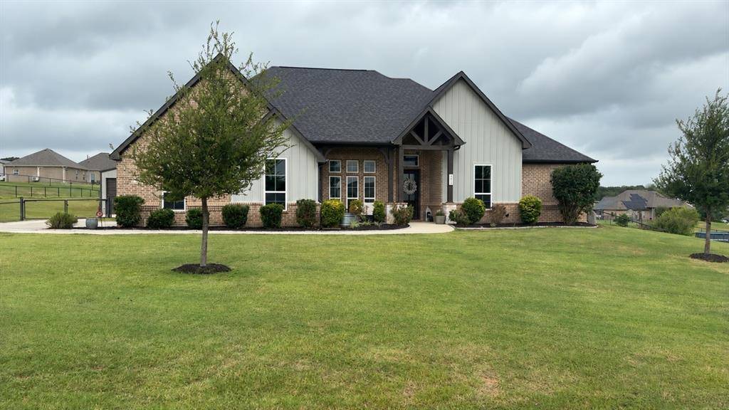 450 Christian Way, Azle, TX 76020