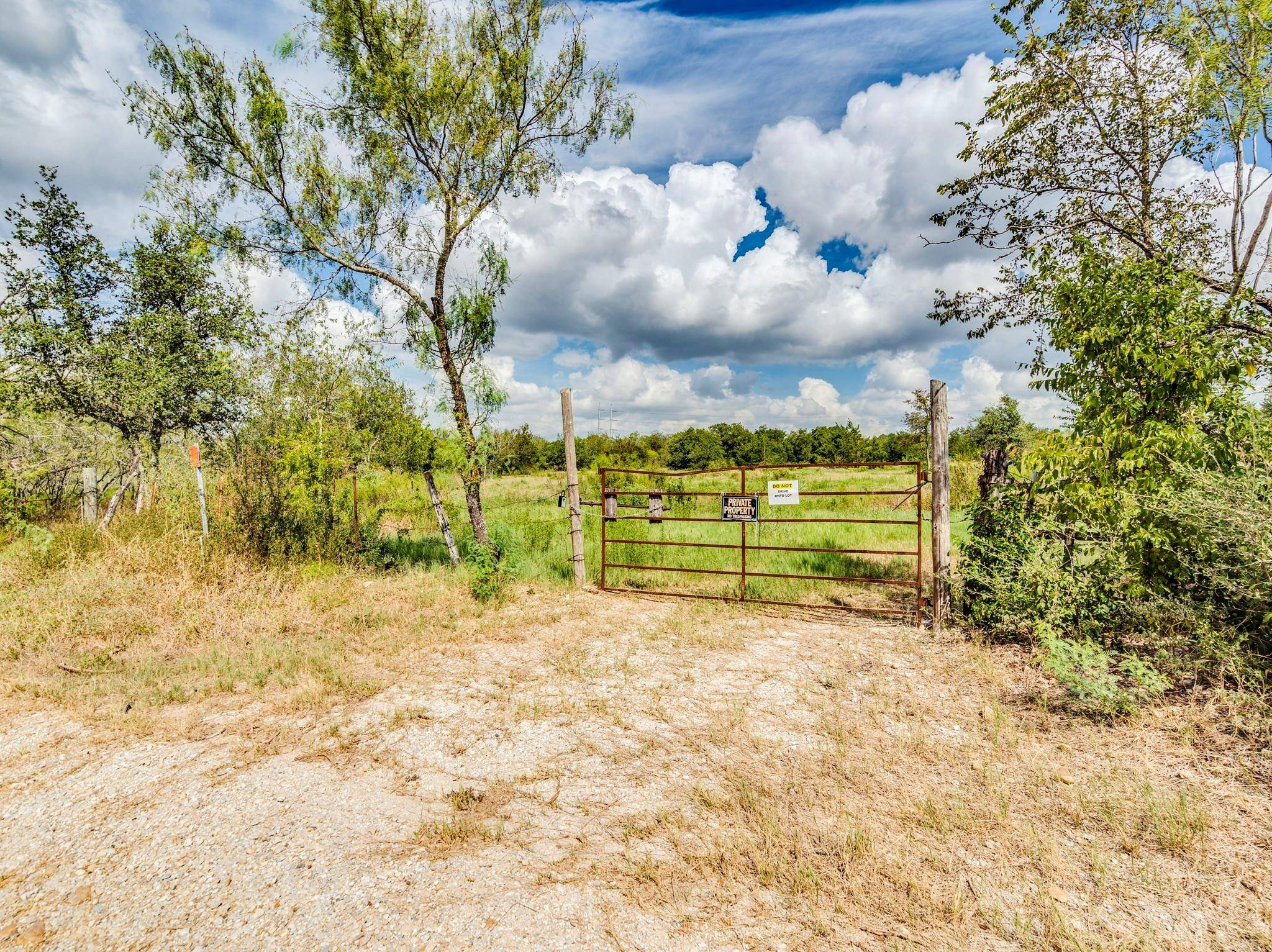 120 Hillcrest LN, Dale, TX 78616