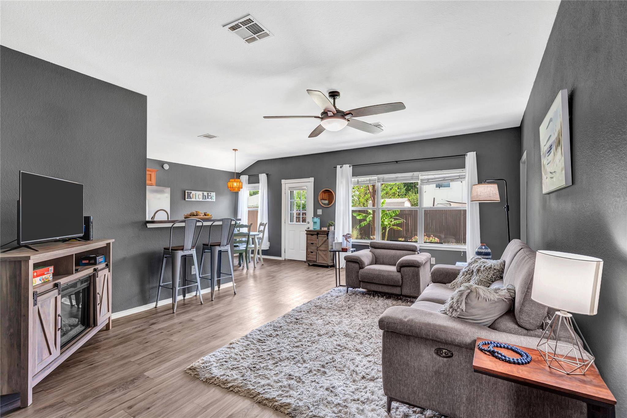 3004 Don Hill LN, Taylor, TX 76574