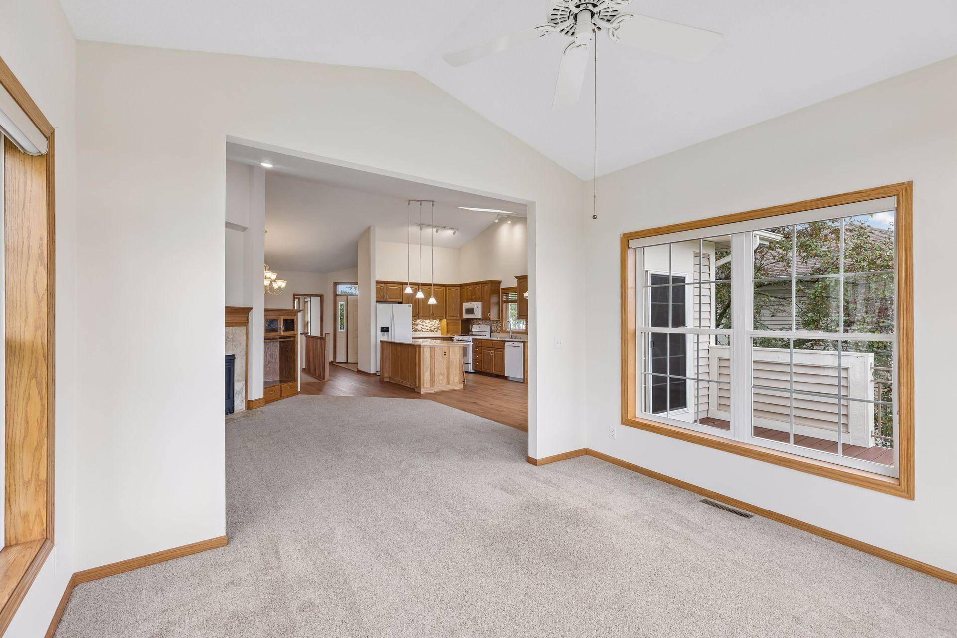 492 Holly LN N, Oakdale, MN 55128