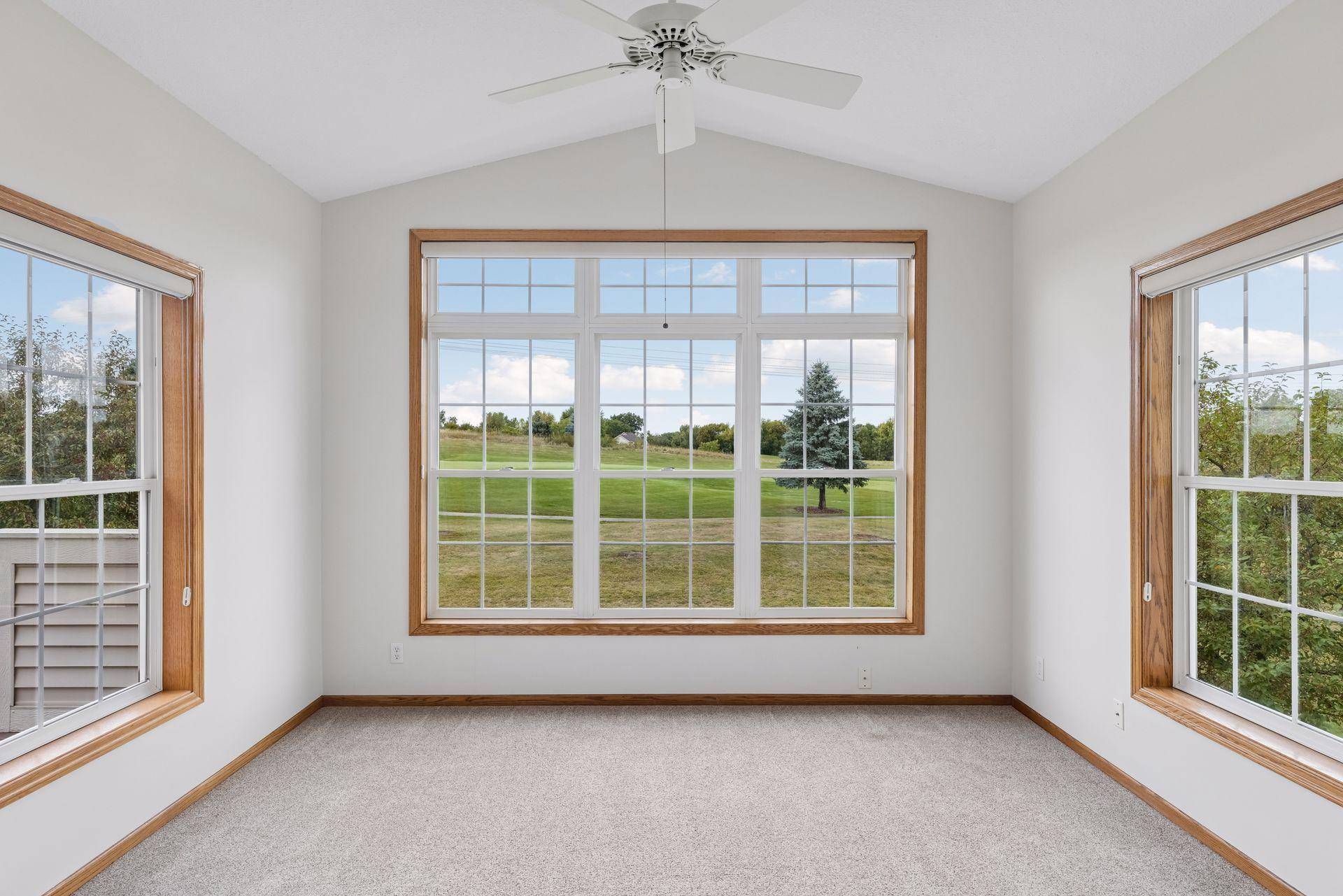 492 Holly LN N, Oakdale, MN 55128