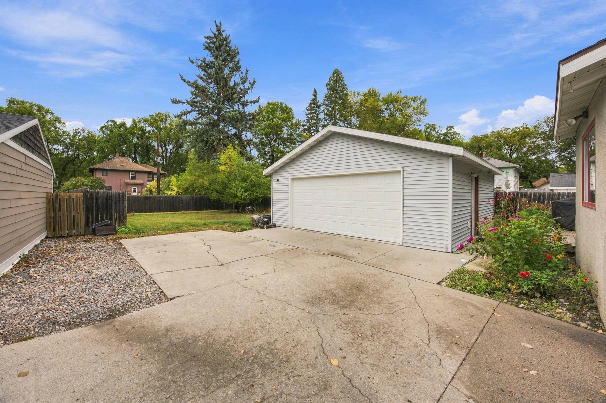 1415 8th AVE S, Fargo, ND 58103