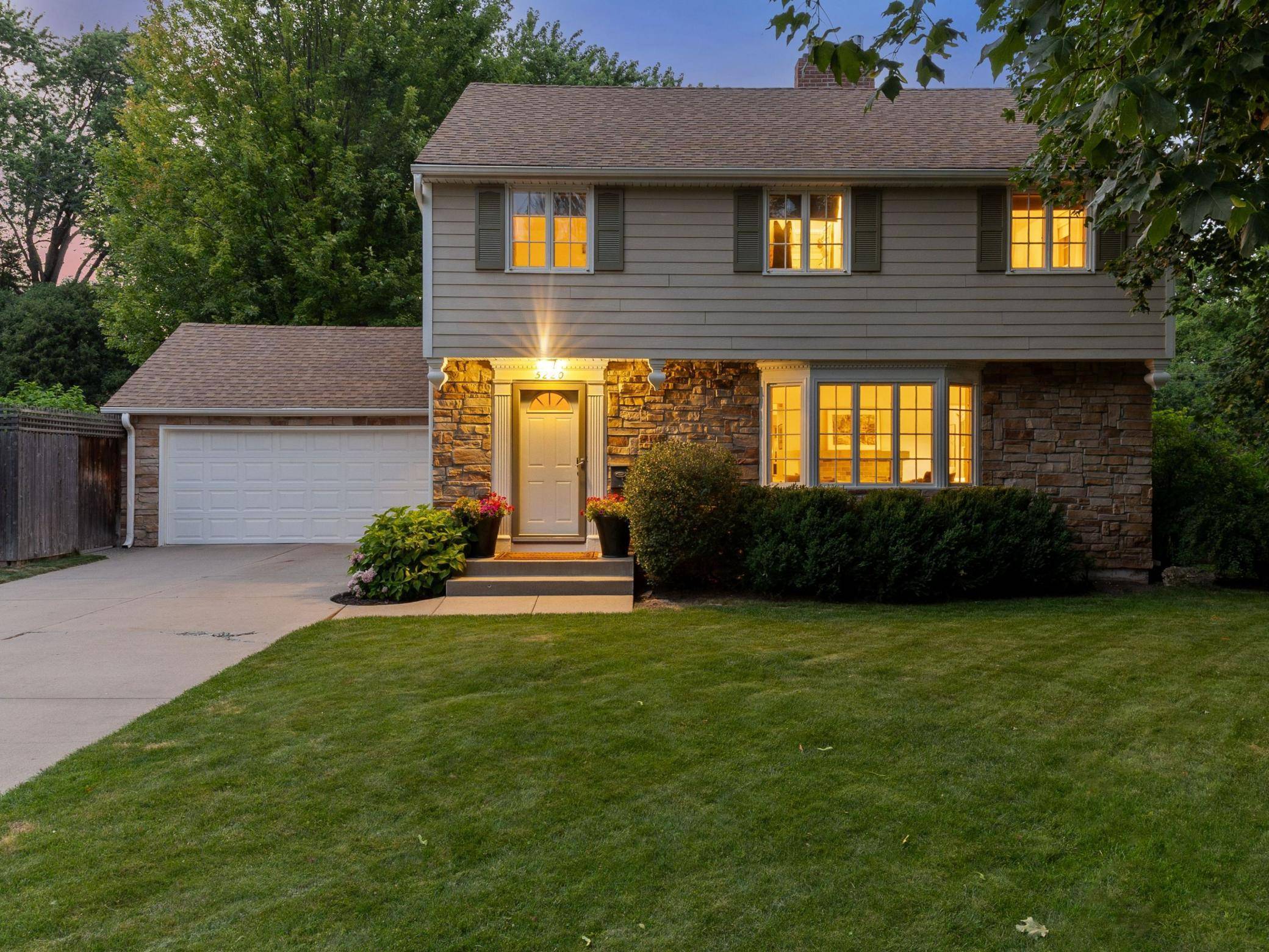 5220 Maddox LN, Edina, MN 55436