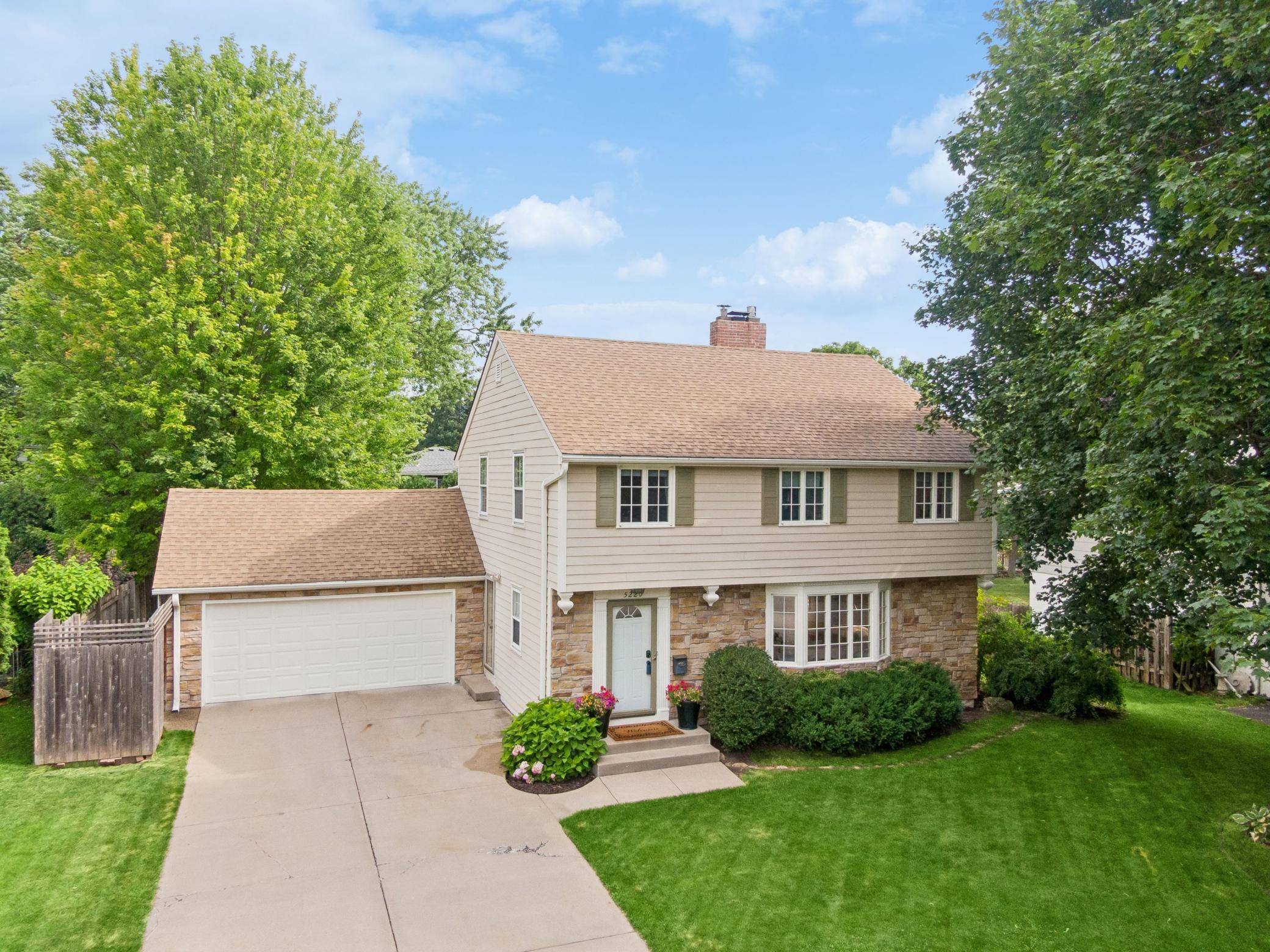 5220 Maddox LN, Edina, MN 55436
