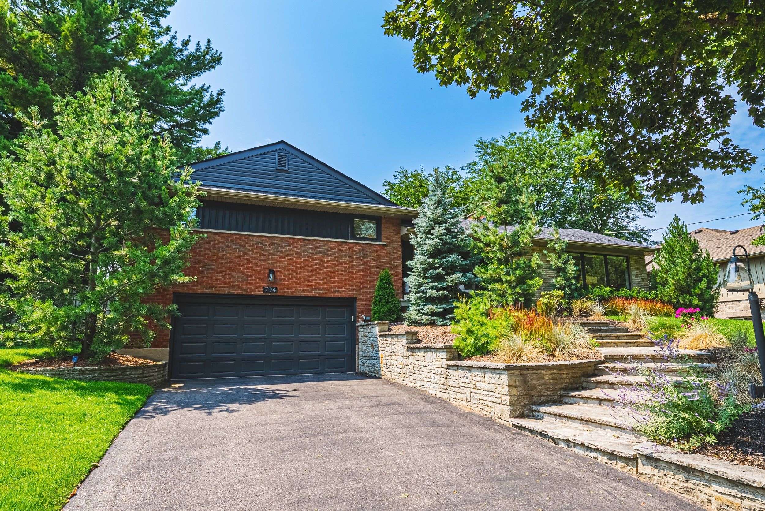 794 Falcon BLVD, Burlington, ON L7T 3B3