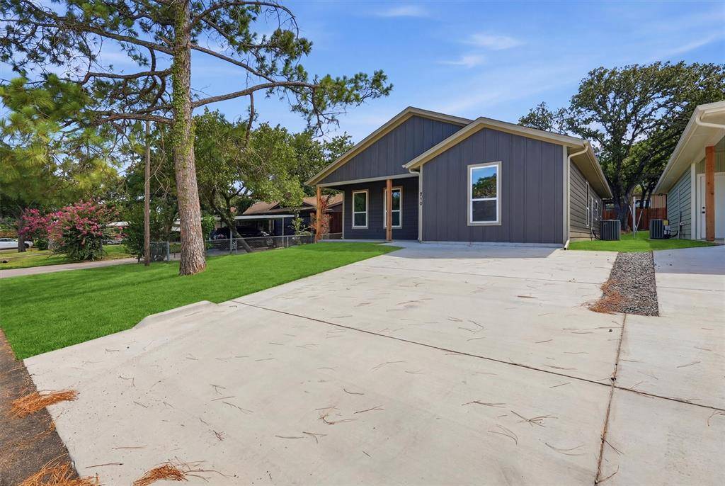 810 Branding Iron Trail, Granbury, TX 76049