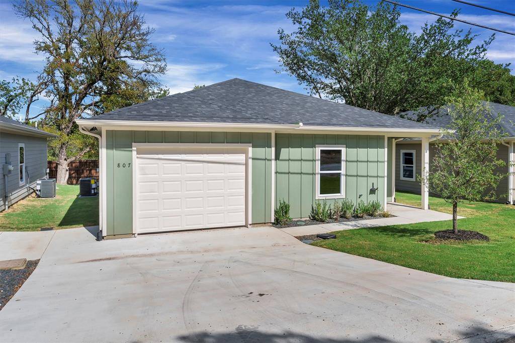 807 Branding Iron Trail, Granbury, TX 76049