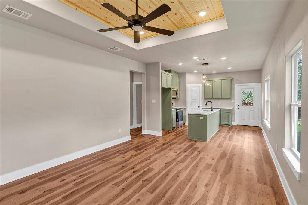 807 Branding Iron Trail, Granbury, TX 76049