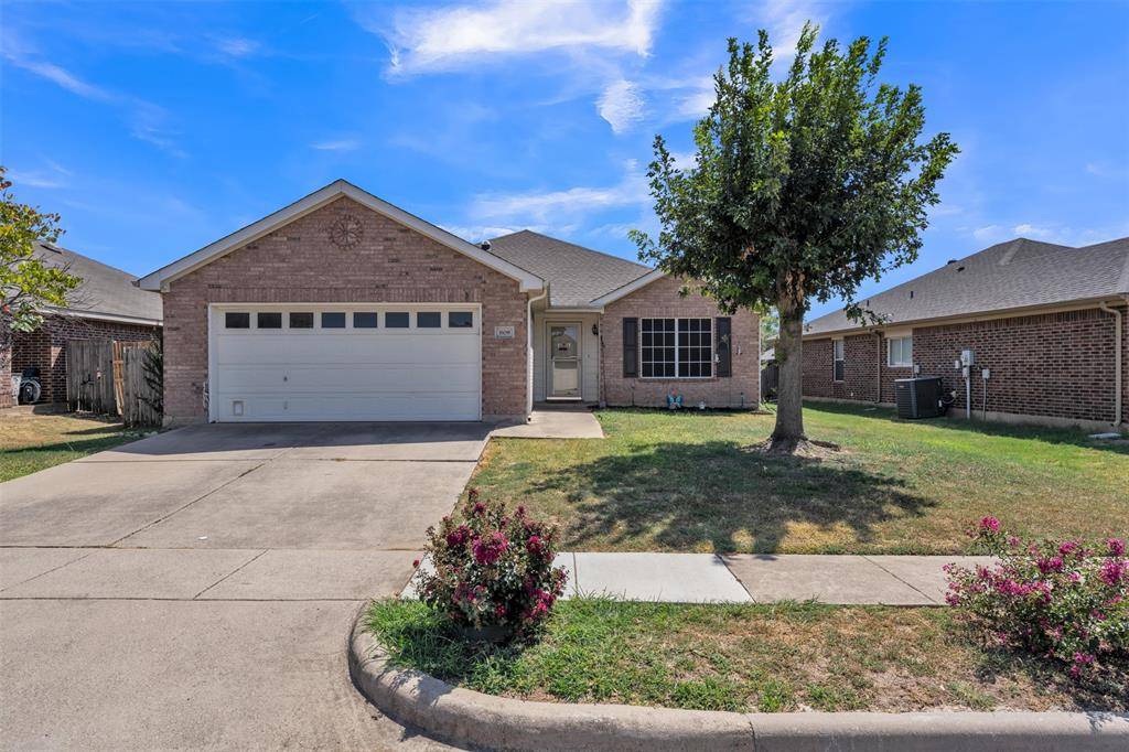 808 Flamingo Drive, Saginaw, TX 76131
