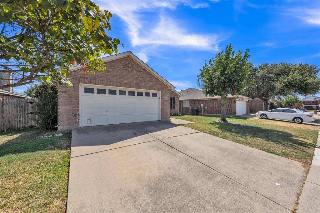 808 Flamingo Drive, Saginaw, TX 76131