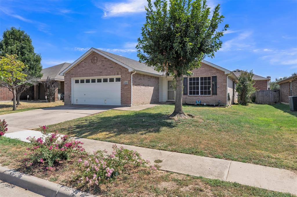 808 Flamingo Drive, Saginaw, TX 76131