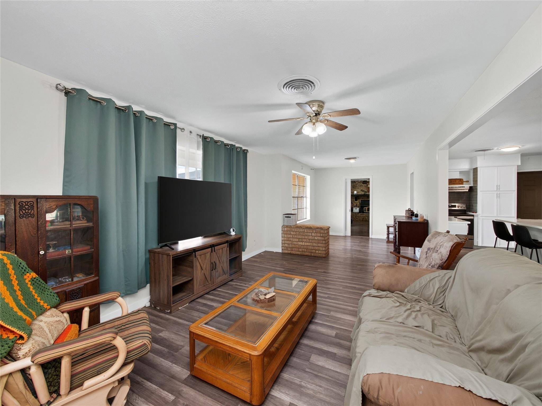 1205 W Haynie ST, Llano, TX 78643