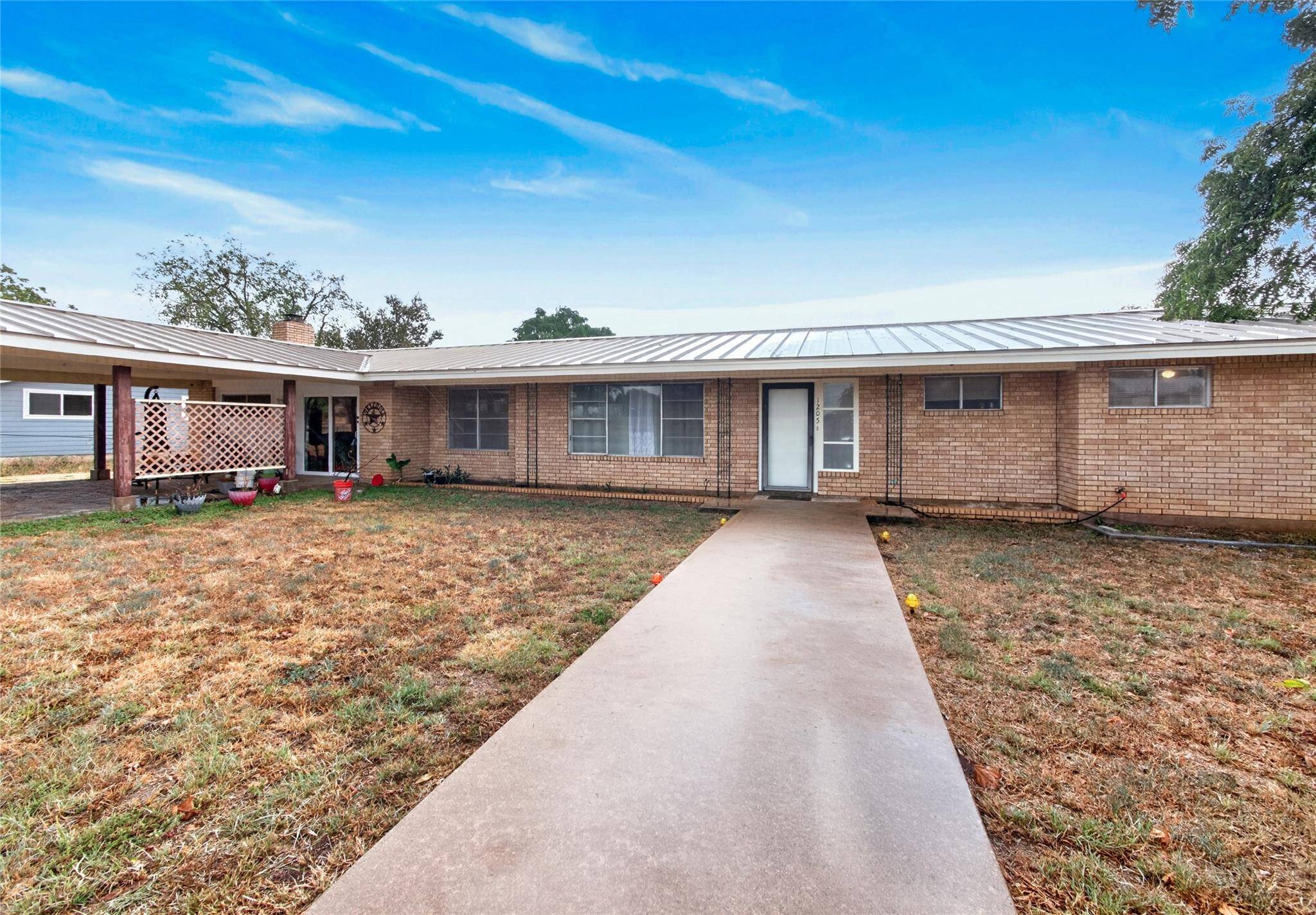 1205 W Haynie ST, Llano, TX 78643