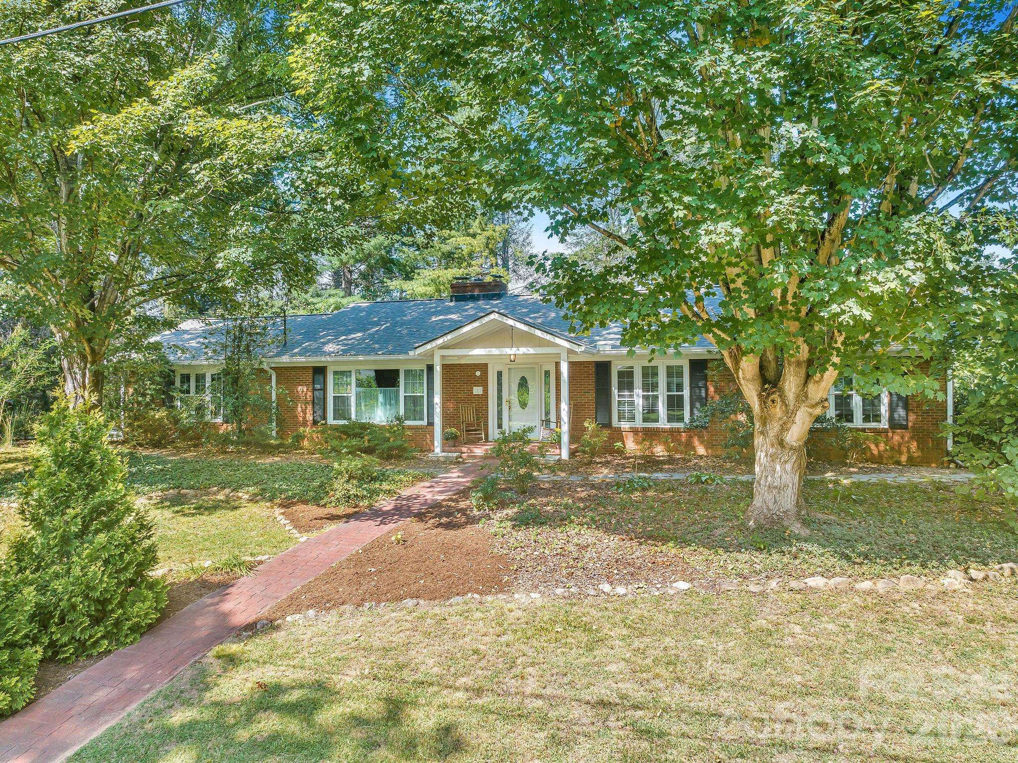 1 Pheasant Ridge DR, Asheville, NC 28804
