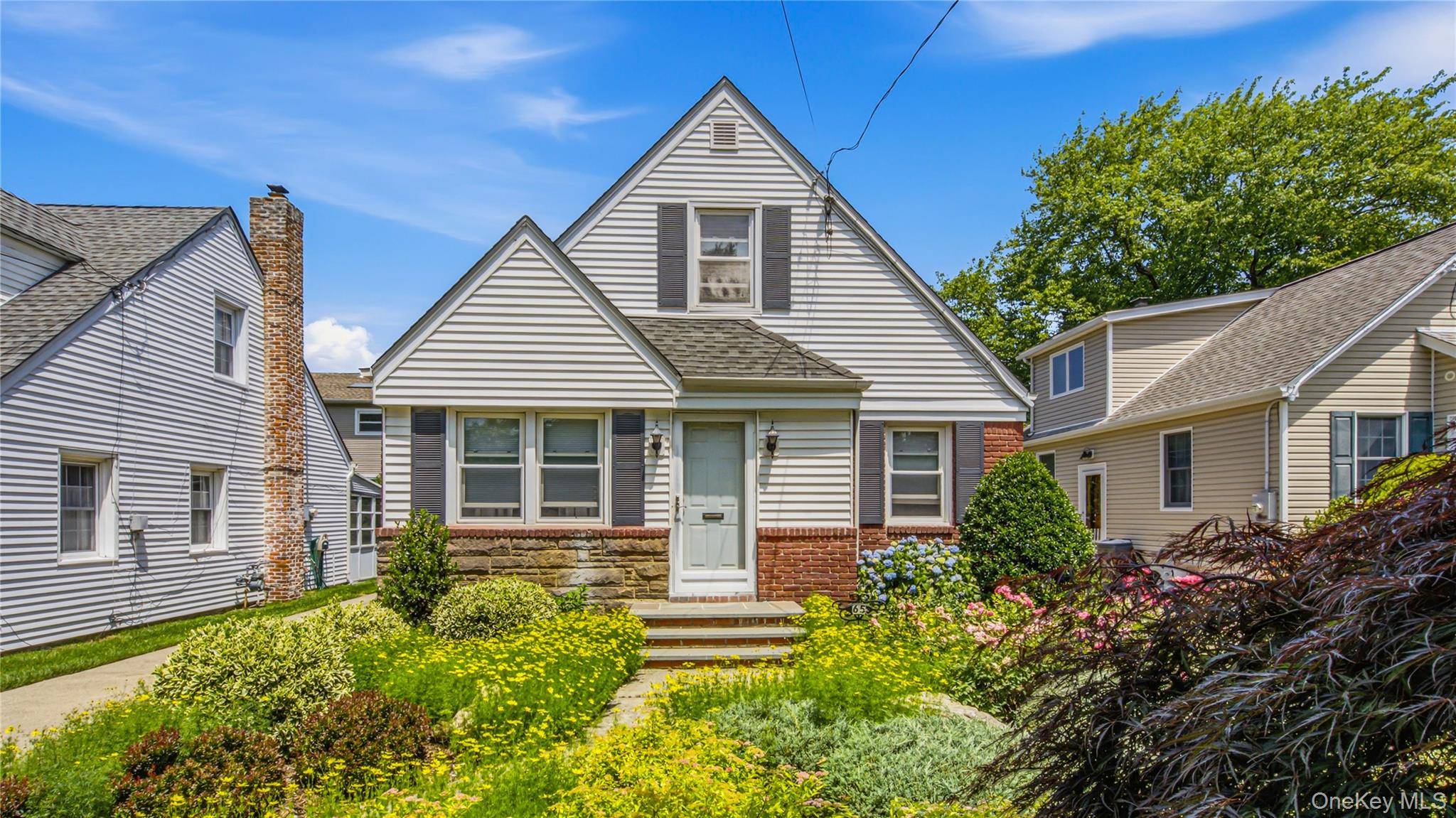 65 Stewart AVE, Stewart Manor, NY 11530