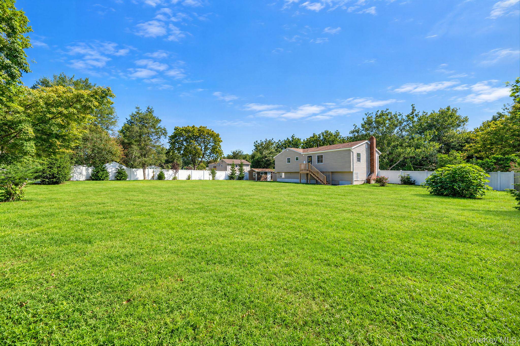 3 Richlee DR, East Northport, NY 11731