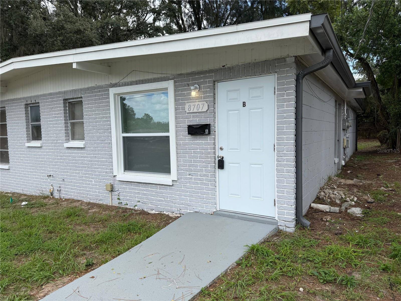 8707 N MANDARINE PL #B, Tampa, FL 33617
