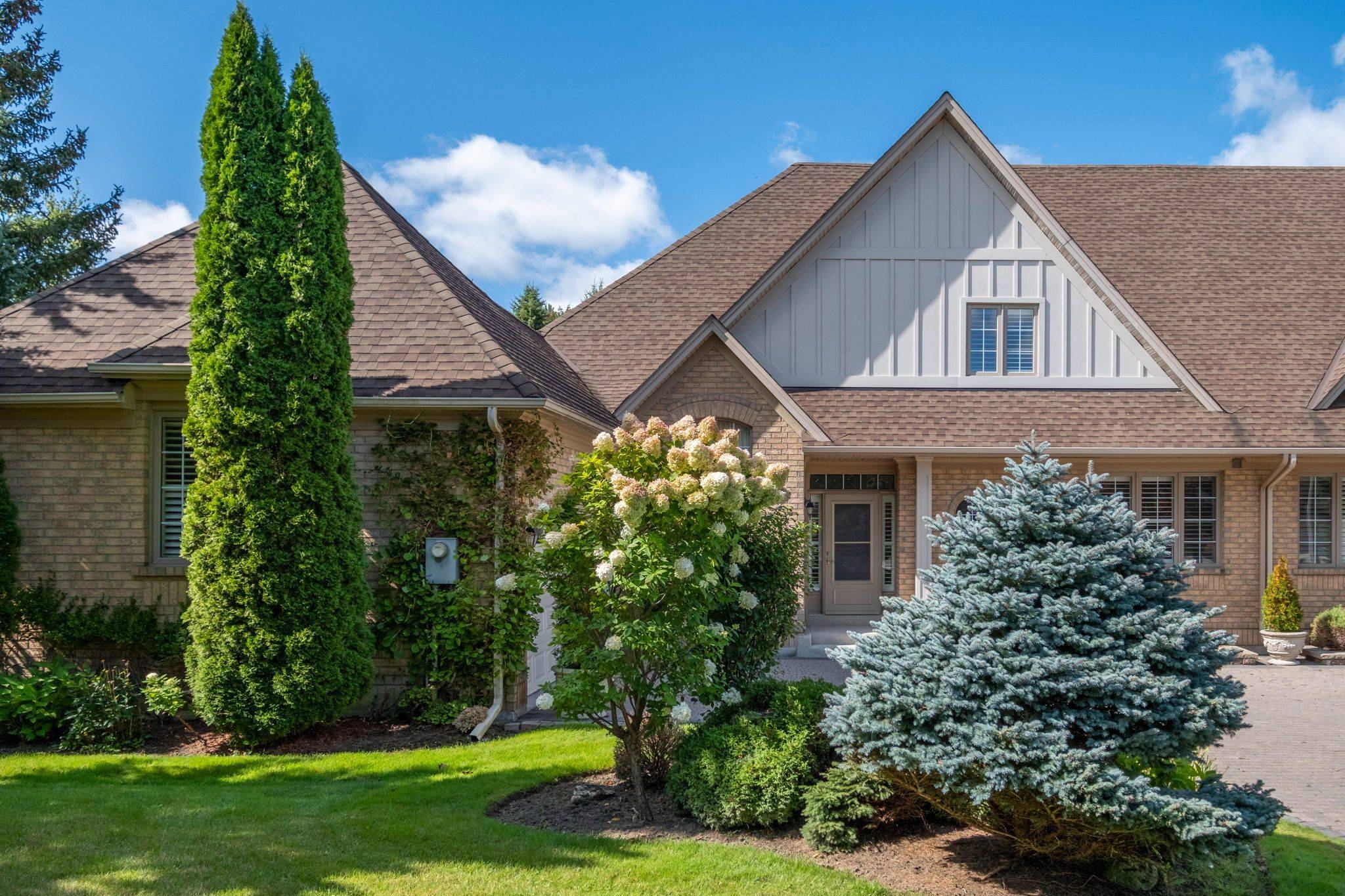 422 Falconwood HOLW, Aurora, ON L4G 7M1