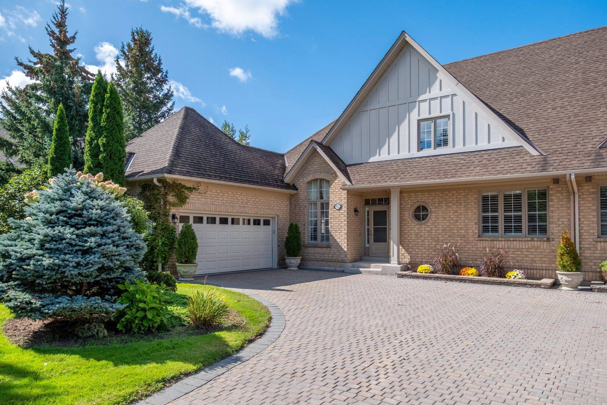 422 Falconwood HOLW, Aurora, ON L4G 7M1