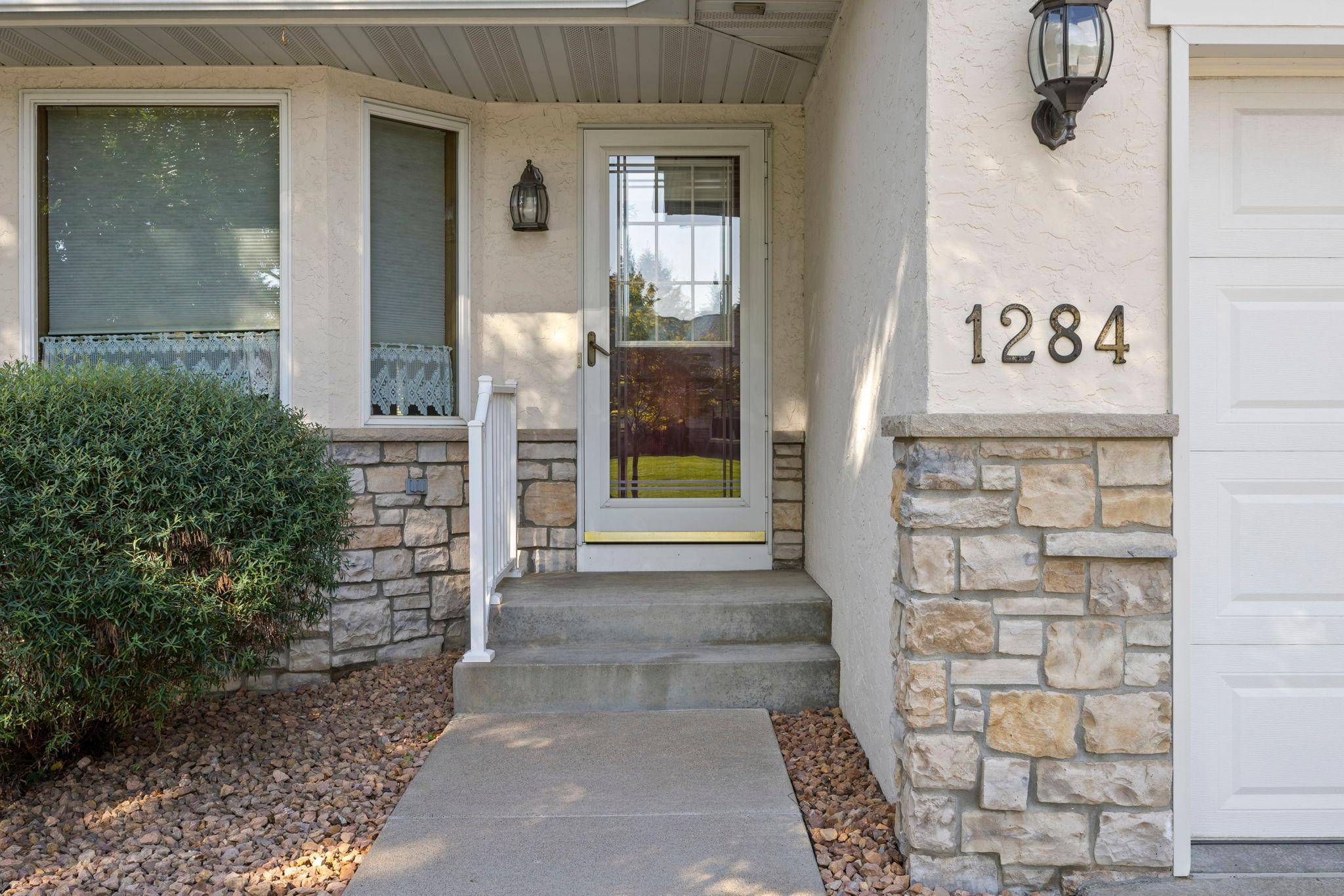 1284 Quincy CIR, Shakopee, MN 55379