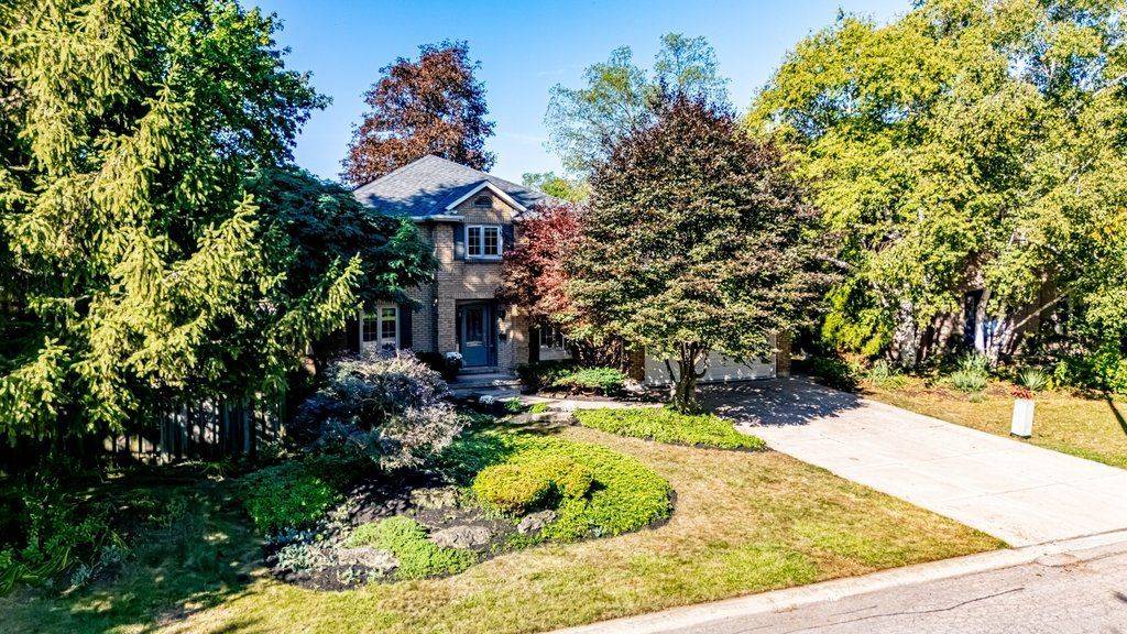 6 Cottonwood CT, Hamilton, ON L9G 3W1