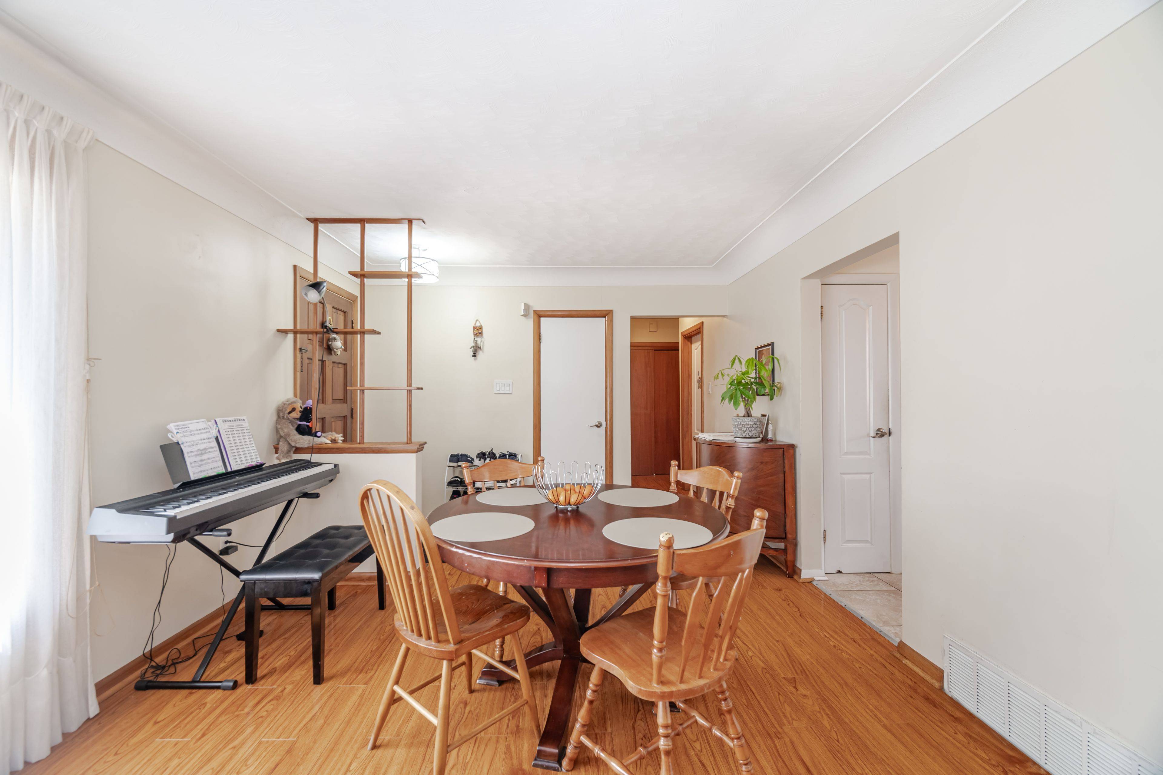 524 East 16th ST, Hamilton, ON L9A 4L1