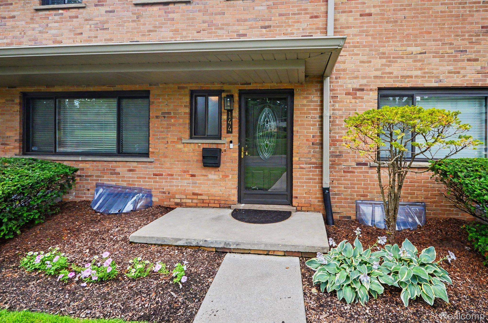 144 E Hickory Grove RD, Bloomfield Hills, MI 48304
