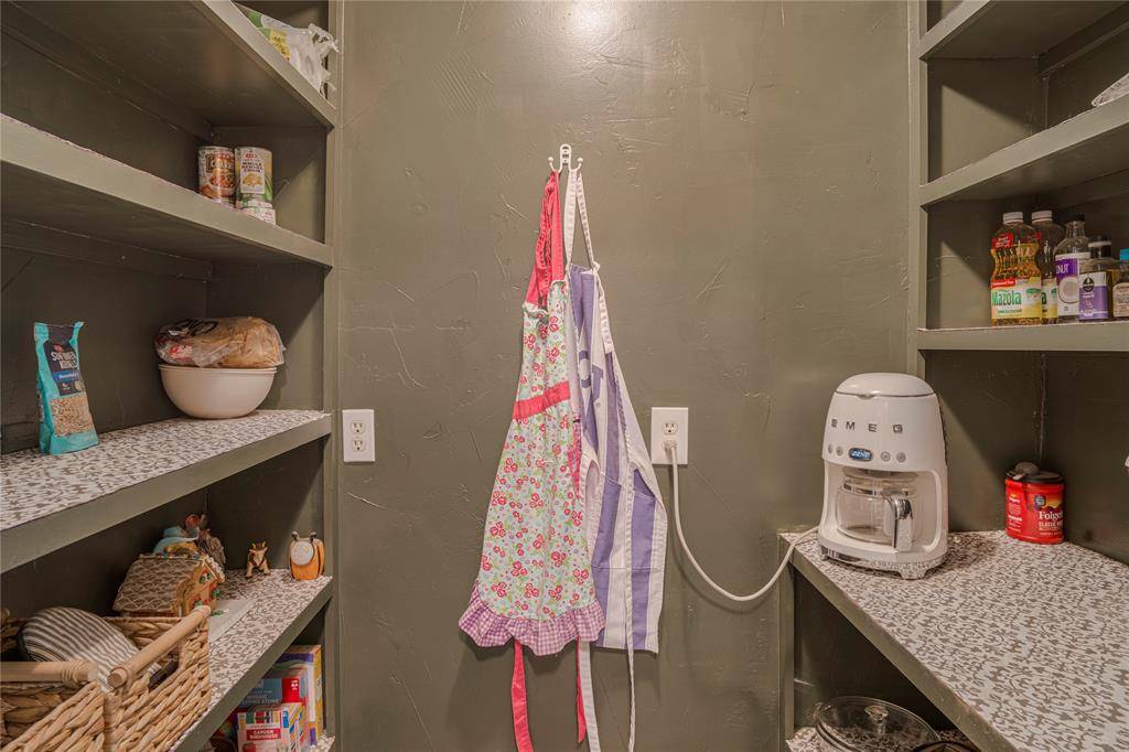 1212 4th Street, Granbury, TX 76048