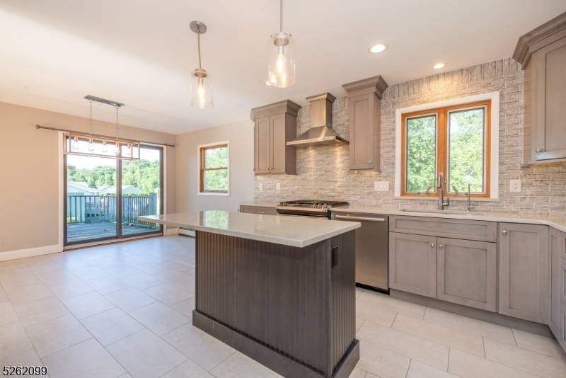 156 Overlook Ave, East Hanover Twp., NJ 07936