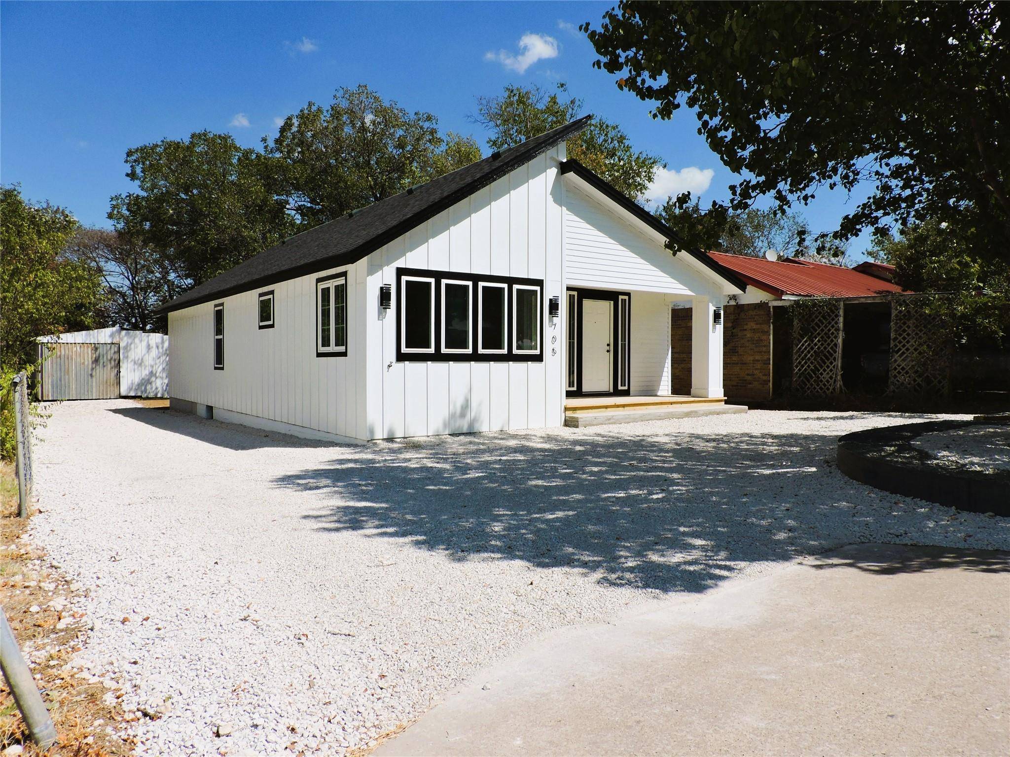 705 E Highway 82, Nocona, TX 76255