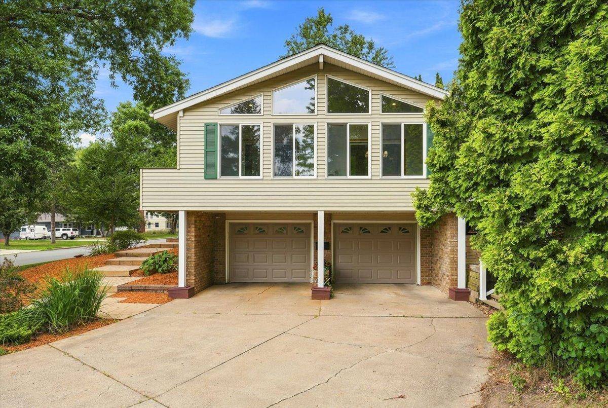 832 Bartosh LN, River Falls, WI 54022