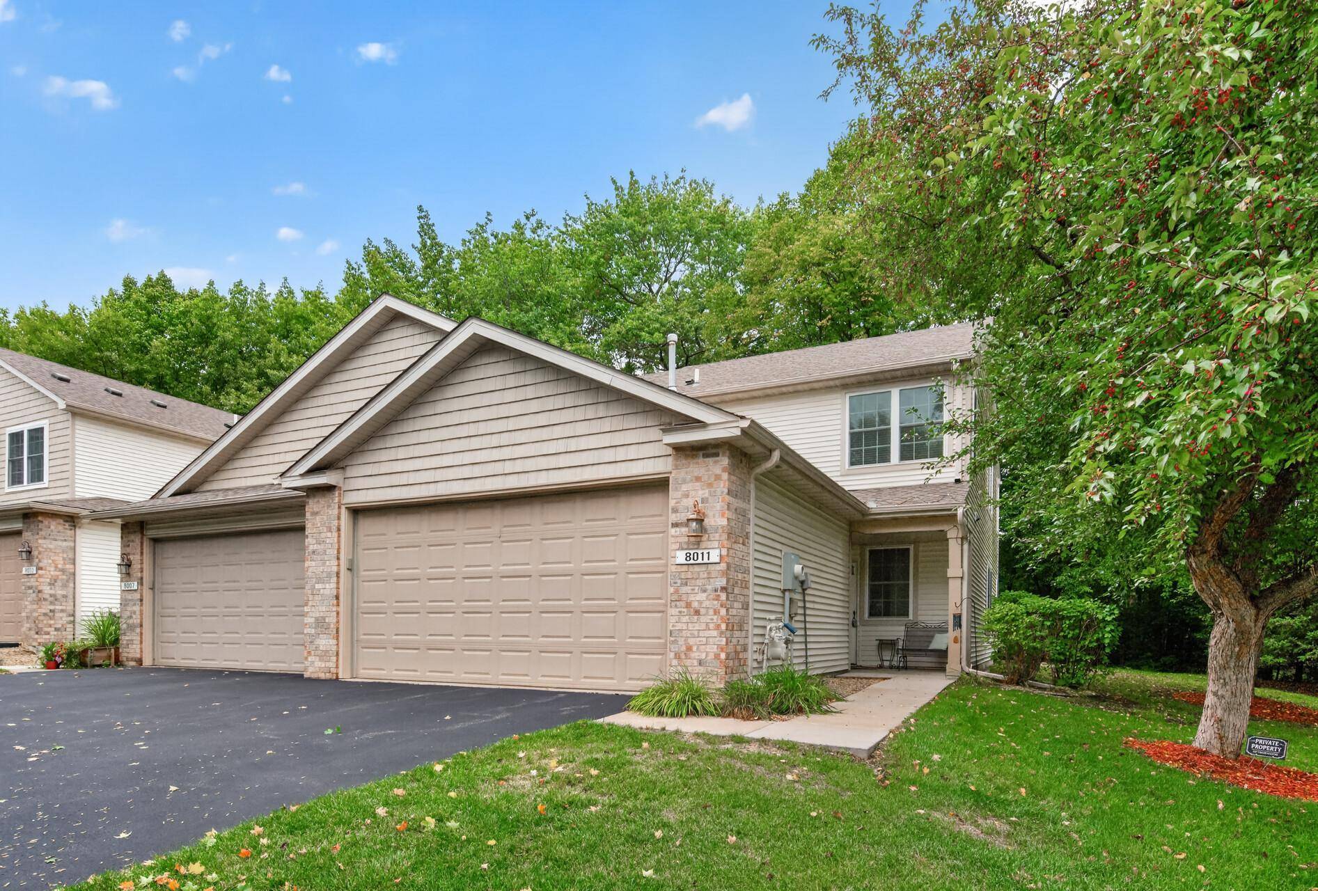 8011 Everest LN N, Maple Grove, MN 55311