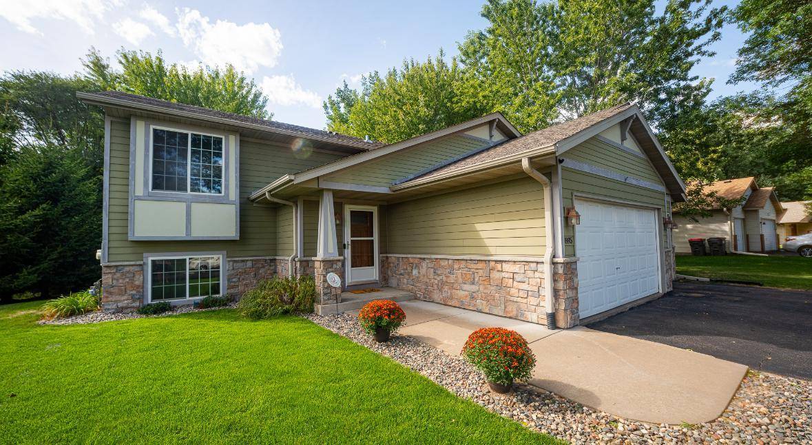 895 Marigold DR, Cambridge, MN 55008