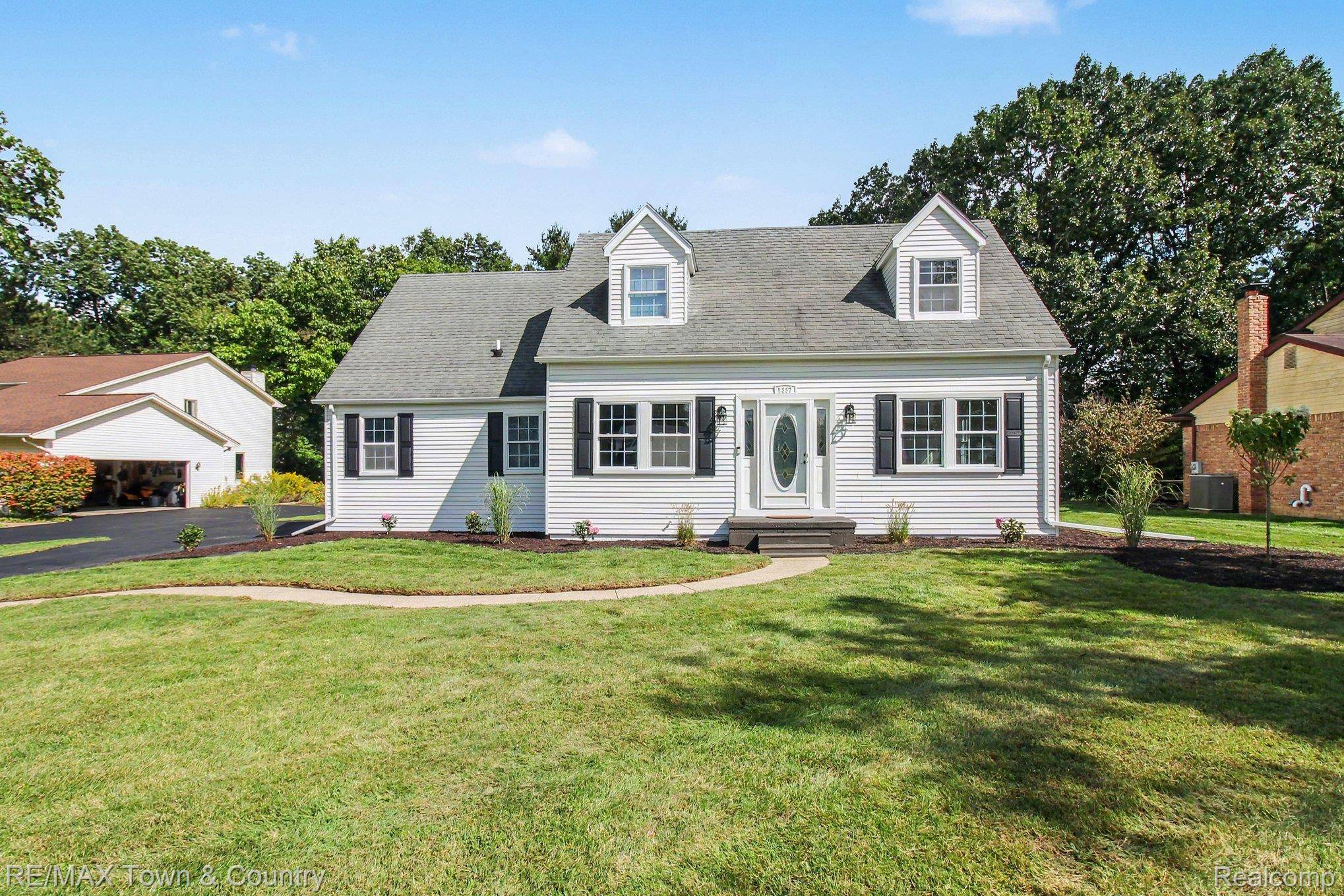 1337 Osborn Lake DR, Brighton Township, MI 48114
