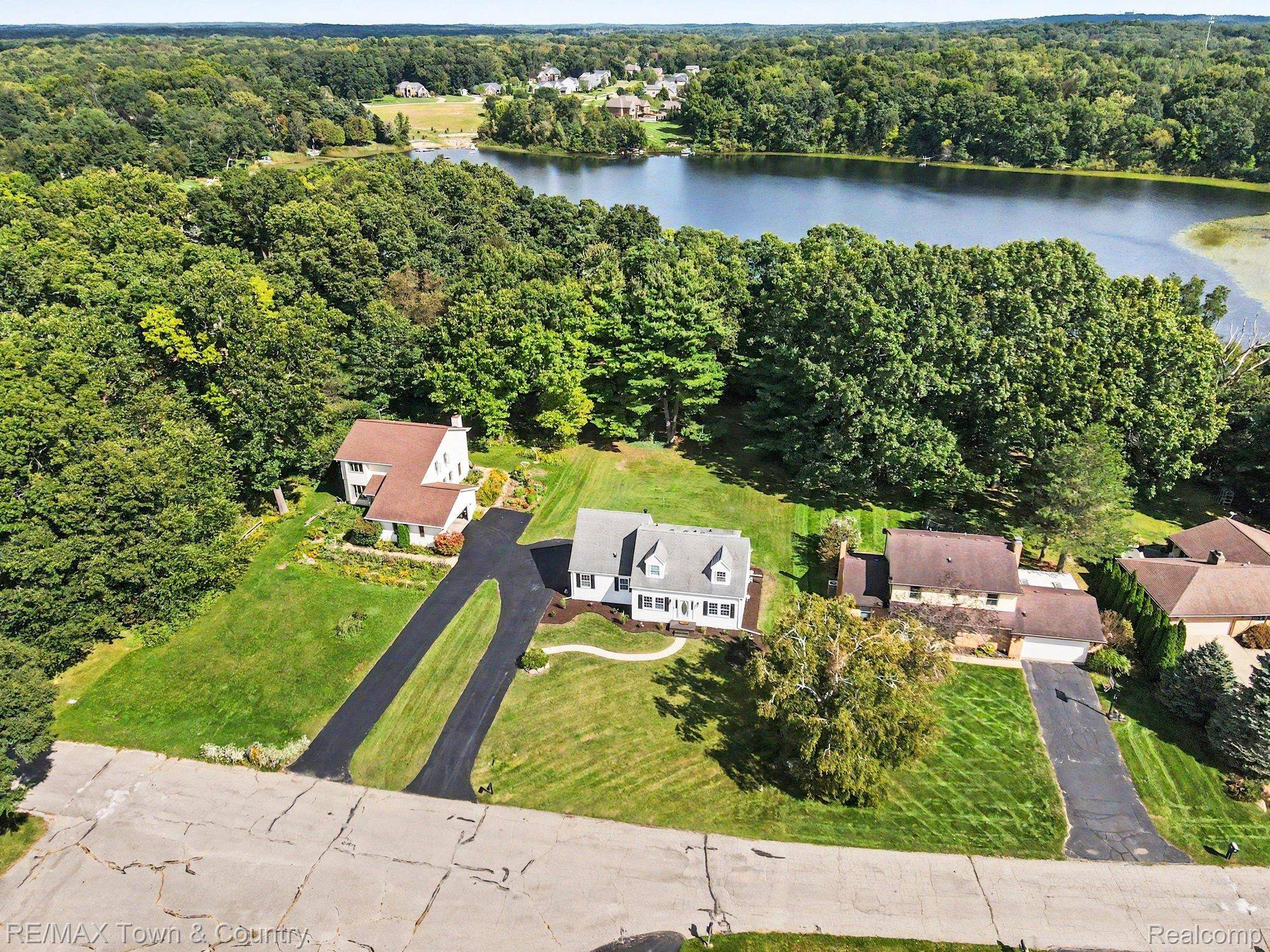 1337 Osborn Lake DR, Brighton Township, MI 48114
