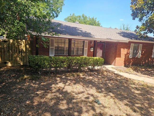 2501 White Oak Lane, Arlington, TX 76012