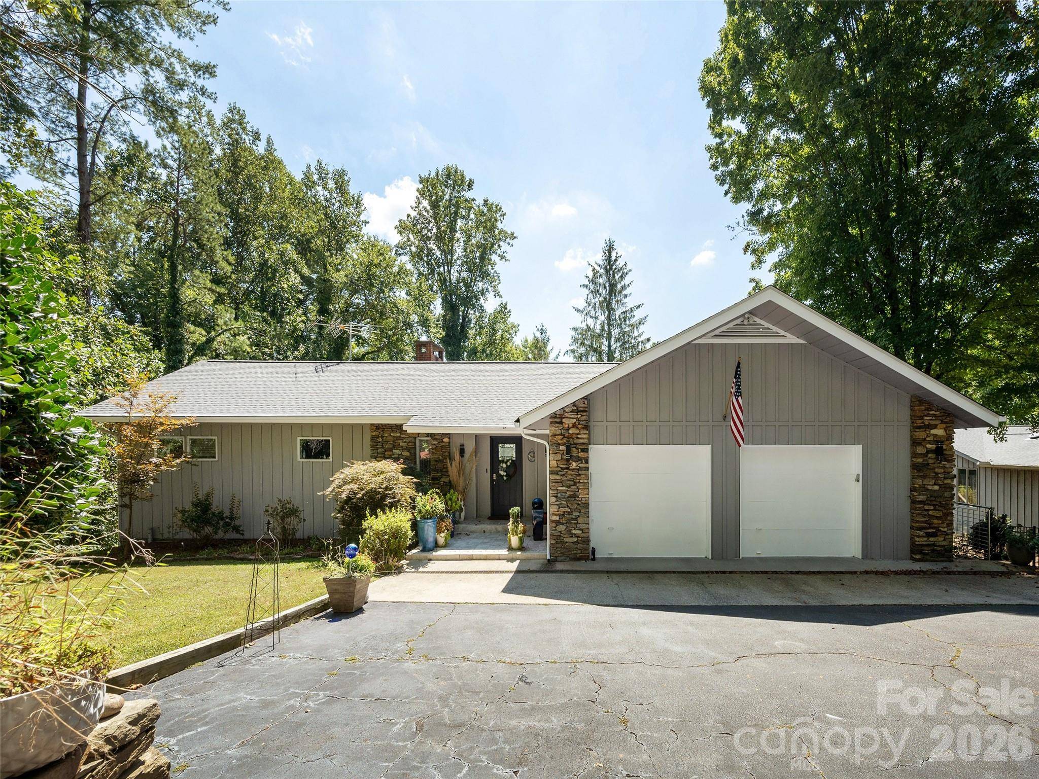30 W Fairway DR, Etowah, NC 28729
