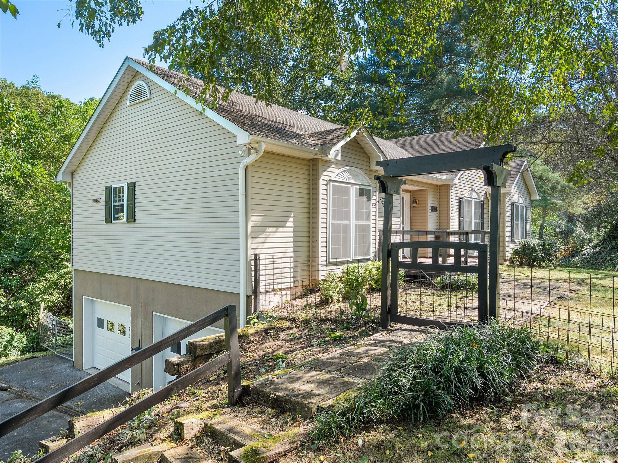 126 Ridgeline RD, Clyde, NC 28721