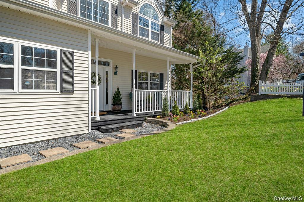33 Potter LN, Halesite, NY 11743