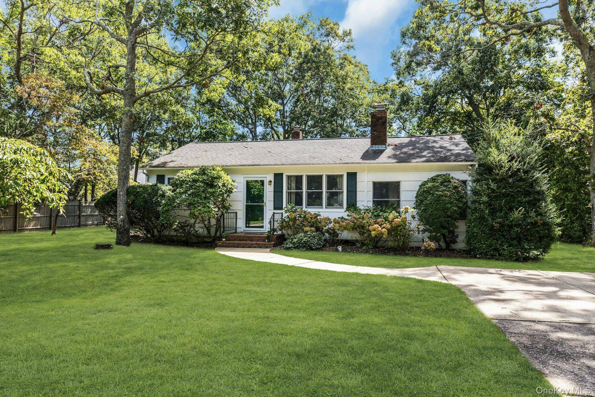 112 Lynncliff RD, Hampton Bays, NY 11946