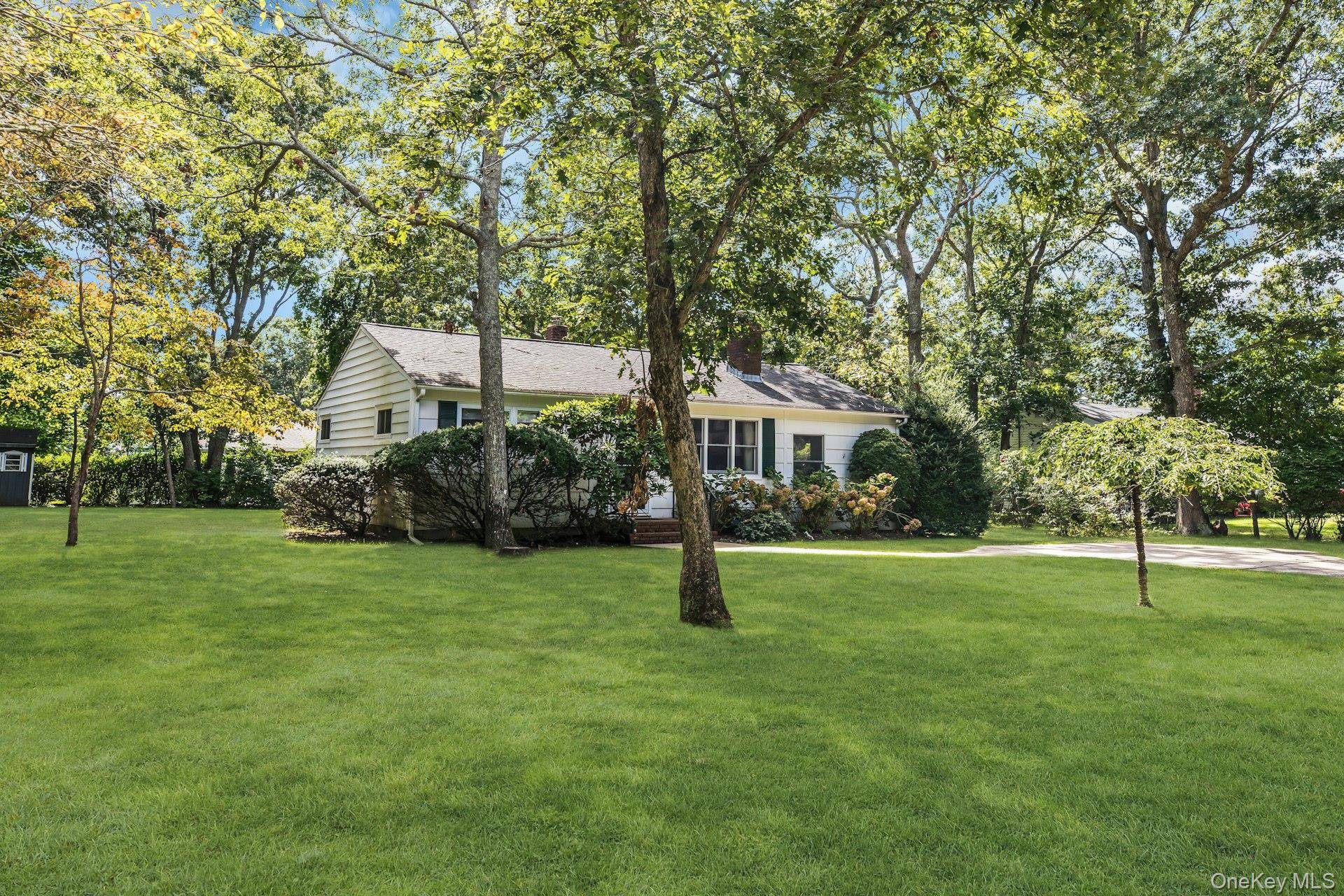 112 Lynncliff RD, Hampton Bays, NY 11946