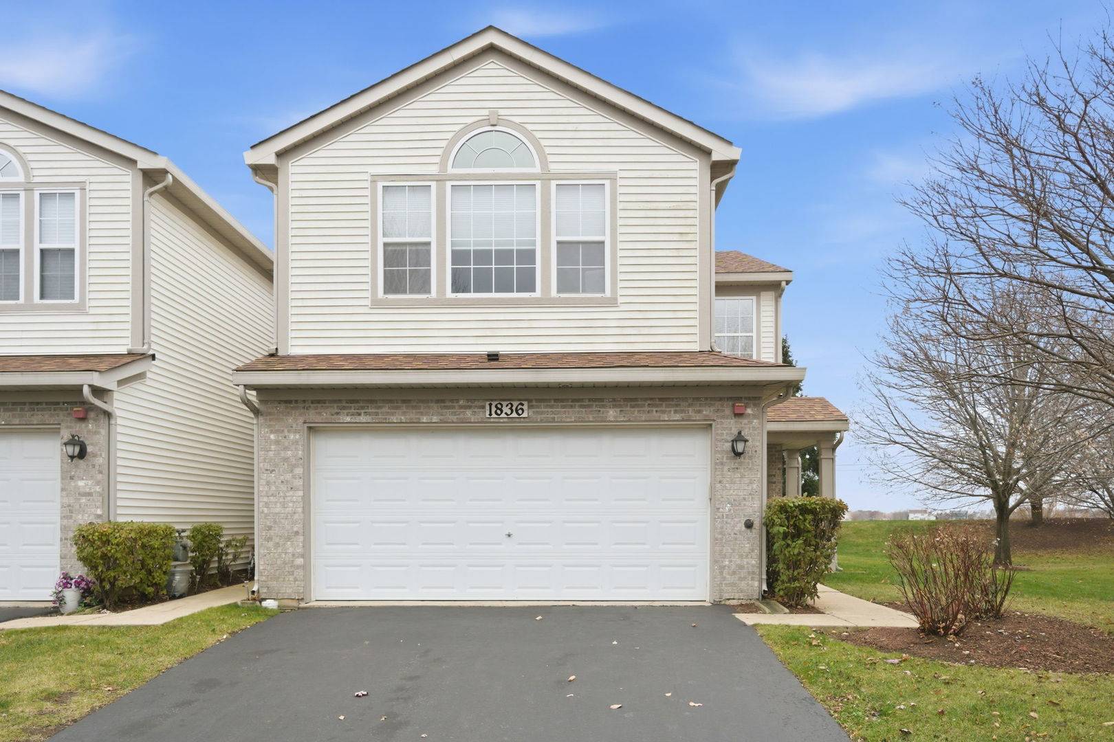 1836 Candlelight CIR #1836, Montgomery, IL 60538