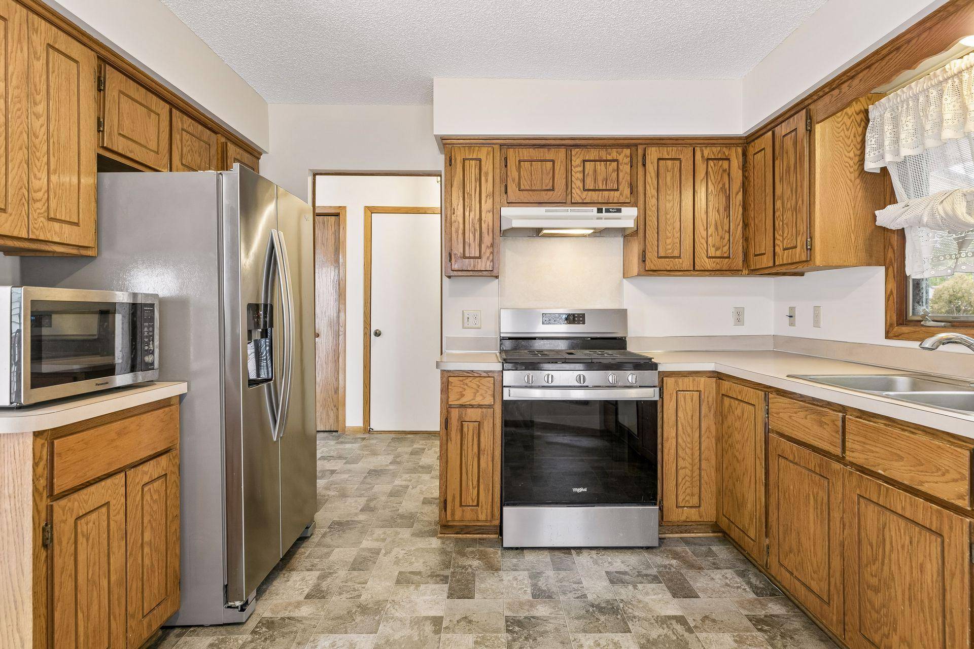 1432 Willow Creek LN, Shoreview, MN 55126