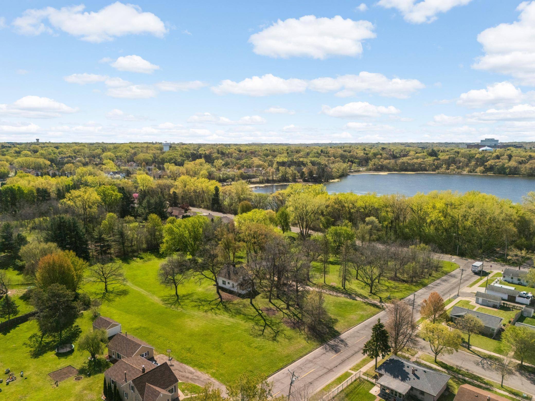 1240 McKnight RD N, Maplewood, MN 55119