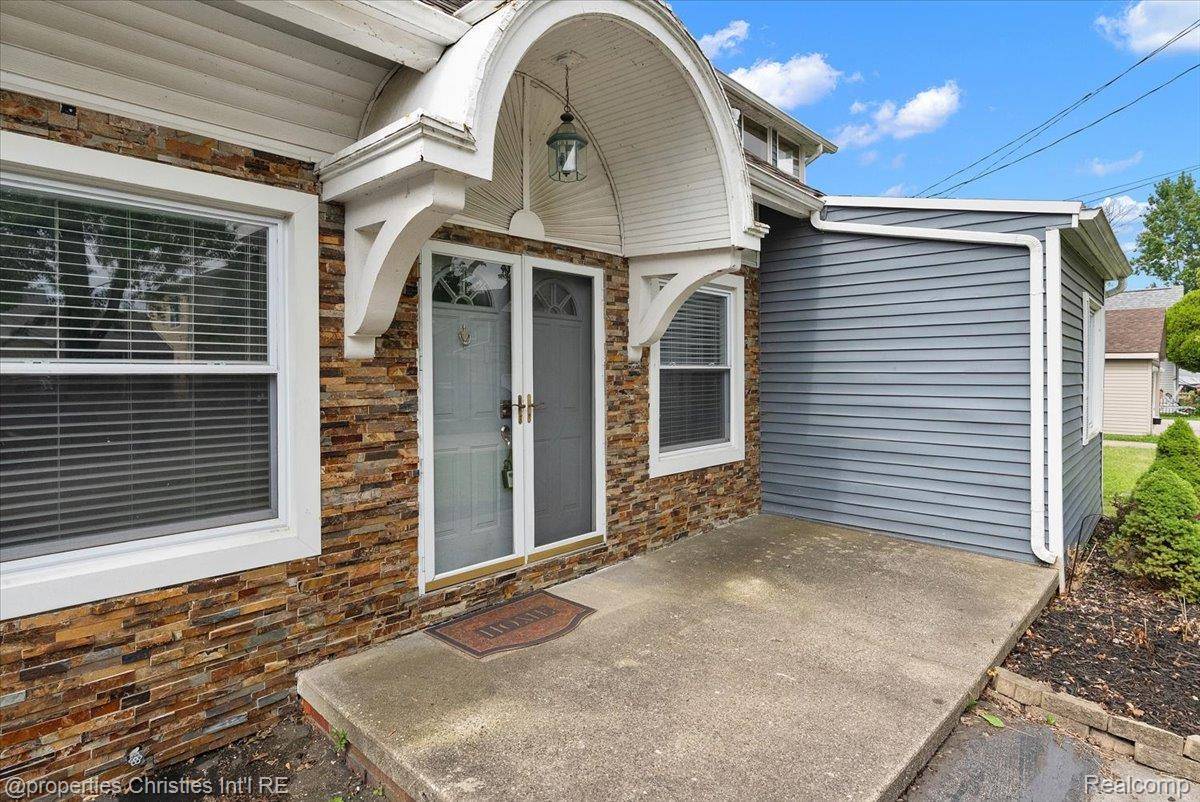 22482 Beach ST, St. Clair Shores, MI 48081