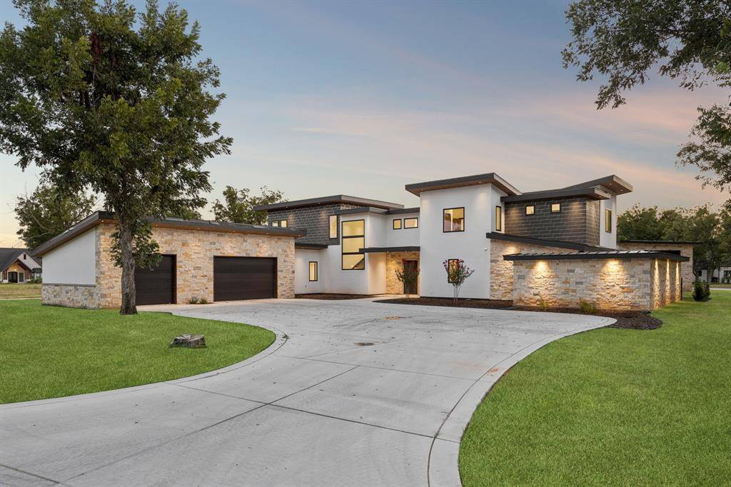 9003 King Air Drive, Granbury, TX 76049