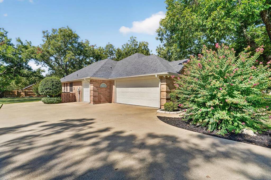 9216 Hanging Moss Drive, Granbury, TX 76049