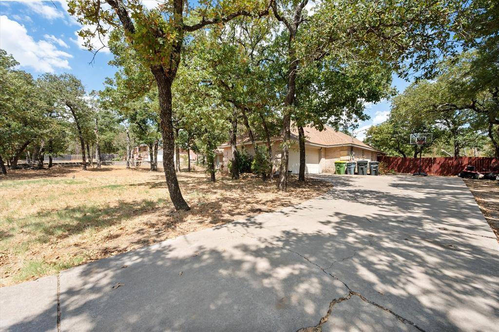 512 Shady Oaks Trail, Burleson, TX 76028