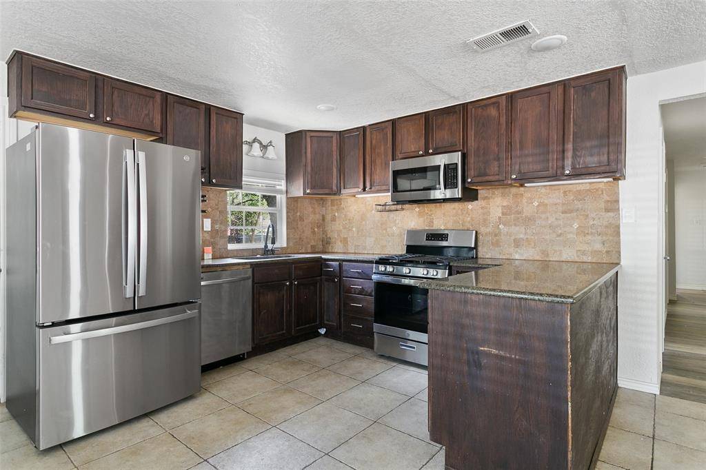 521 S Oak Street, Paradise, TX 76073