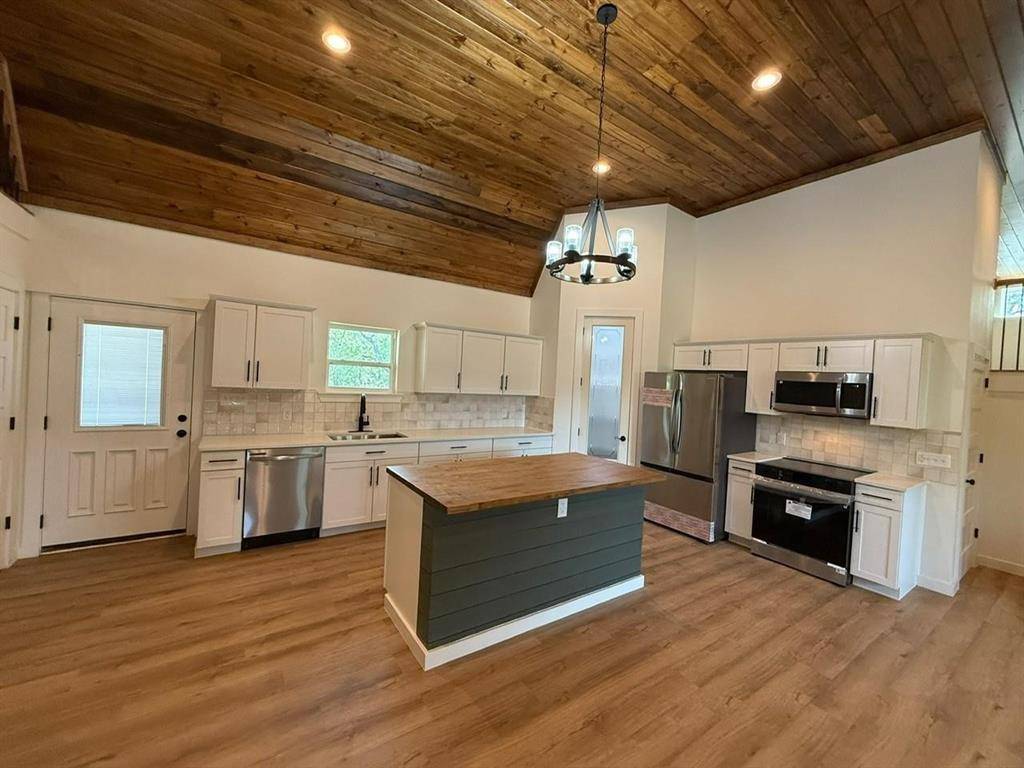 145 Greenbriar Court, Runaway Bay, TX 76426